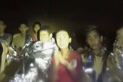 El grupo es instruido por los rescatistas; mientras, intentan disminuir los niveles de agua de la gruta con bombas