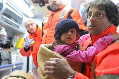 Uno de los chicos rescatados, ayer, en el helicóptero con los médicos