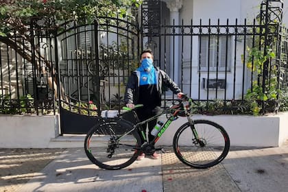 Uno de los ciclistas que portan un sensor para medir la calidad del aire