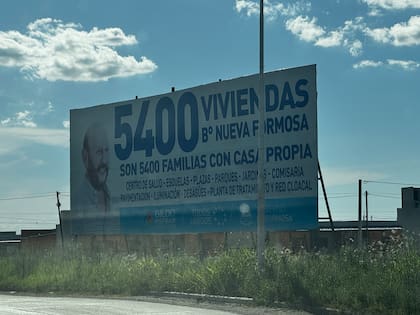 Uno de los cientos carteles con la cara de Gildo Insfrán