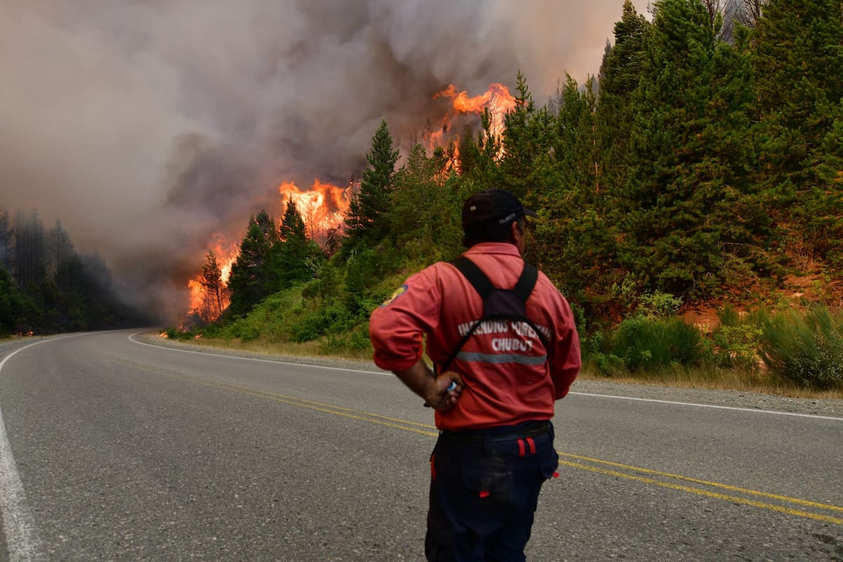 Uno de los cientos de bomberos que combatieron los incendios del verano pasado en Lago Epuyen