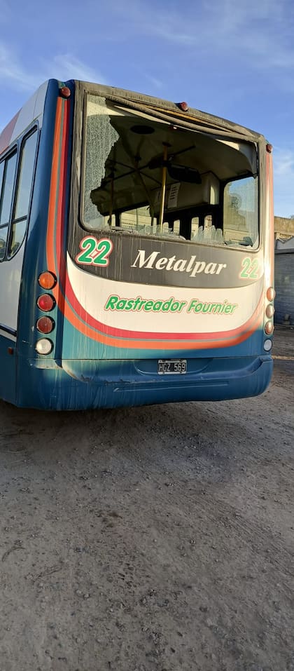 Uno de los colectivos apedreados.
