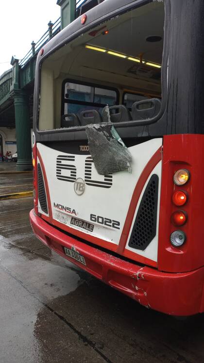 Uno de los colectivos que protagonizó un choque en pleno Palermo.