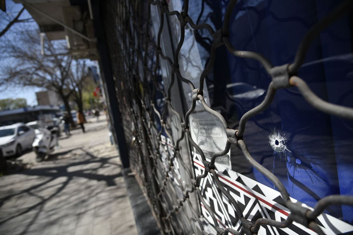 Uno de los comercios baleados durante un ataque narco en el barrio de Arroyito, en Rosario.