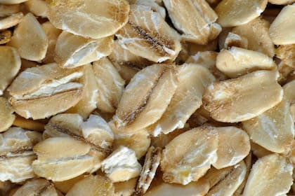 Uno de los componentes más importantes de la avena son los betaglucanos, un tipo de fibra que, incluso en forma líquida, contribuye a prolongar la sensación de llenura y facilita la digestión
