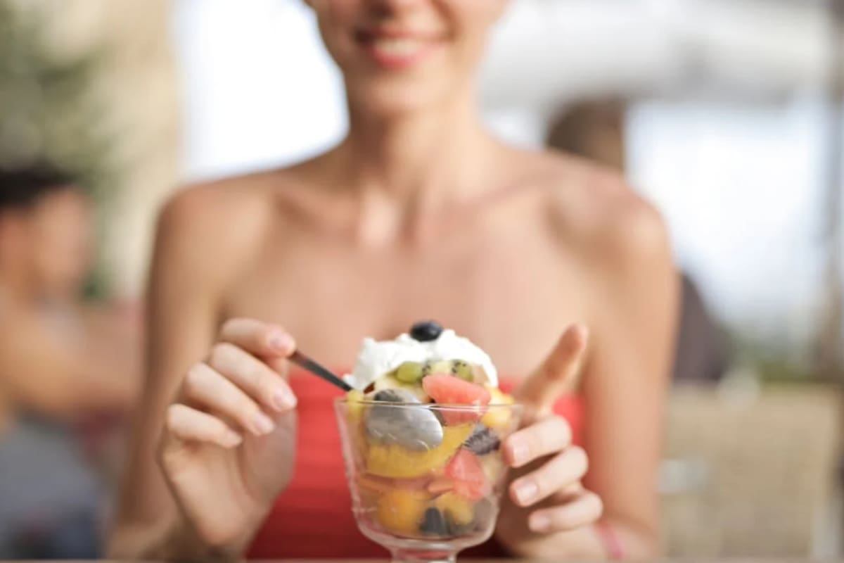 Uno de los comportamientos que pueden interferir con nuestra capacidad para sentirnos saciados es comer muy rápido (Foto Pexels)