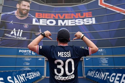 Uno de los compradores posa con la camiseta 30 de Lionel Messi: PSG ganó 120 millones de euros sólo por la venta de indumentaria y el 5% de esa cifra es para Michael Jordan, dueño de la marca que viste al club.