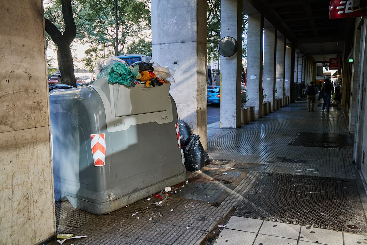 Uno de los contenedores antivandálicos, rebosante de basura