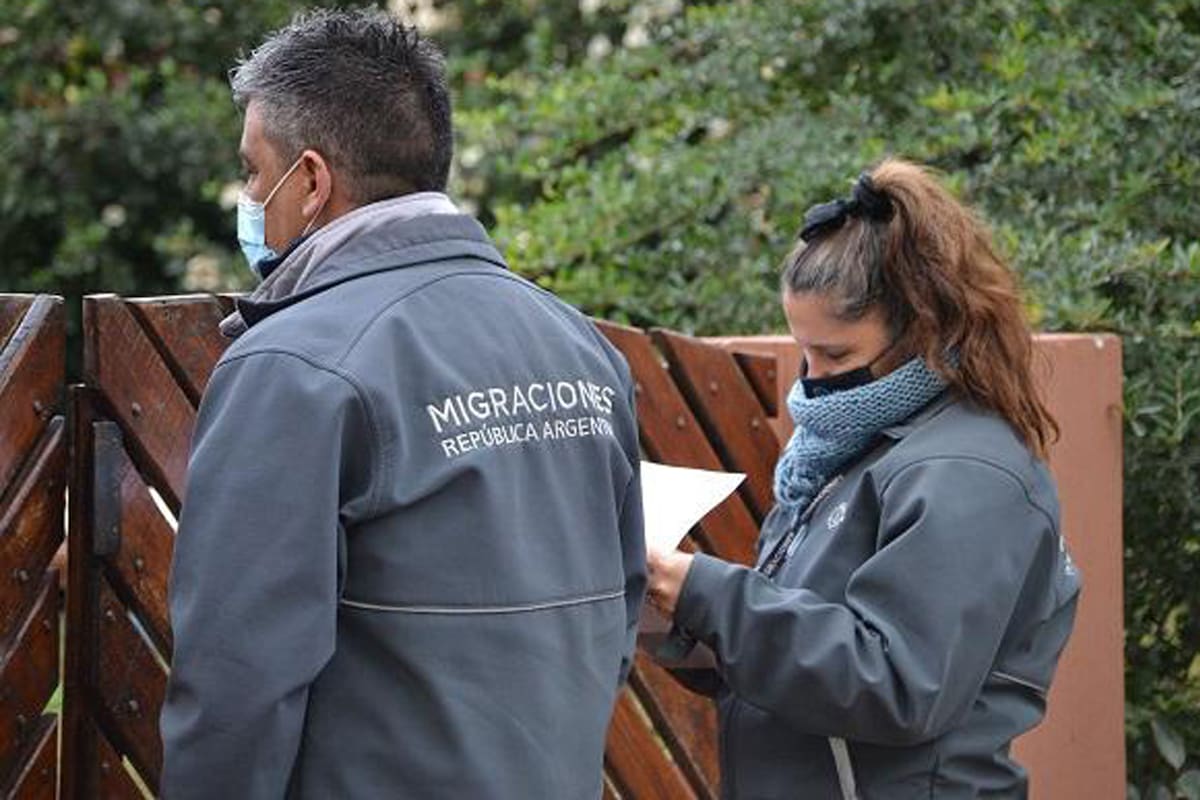 Uno de los controles domiciliarios para constatar el aislamiento.