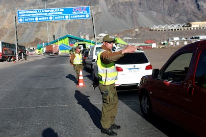 Uno de los controles policiales en la frontera con Chile