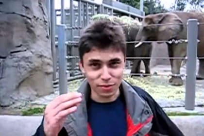Uno de los creadores de YouTube, Jawed Karim, frente a los elefantes. Fuente: YouTube.
