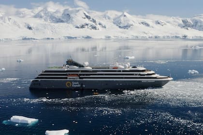 Uno de los cruceros que parte de Ushuaia para cruzar el pasaje de Drake