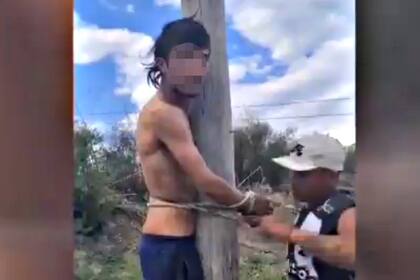 Uno de los delincuentes atado por el hombre al que robaron