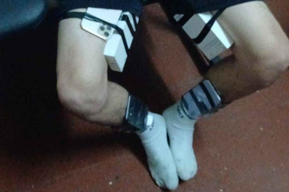 Uno de los delincuentes con los celulares pegados en su cuerpo cuando intentaba escapar