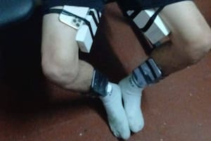 Uno de los delincuentes con los celulares pegados en su cuerpo cuando intentaba escapar