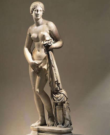 Uno de los desnudos más polémicos del arte occidental: la primera escultura de una mujer desnuda de tamaño natural en el mundo griego y probablemente en Occidente.