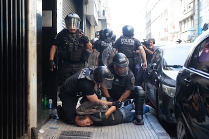 Uno de los detenidos al finalizar la marcha