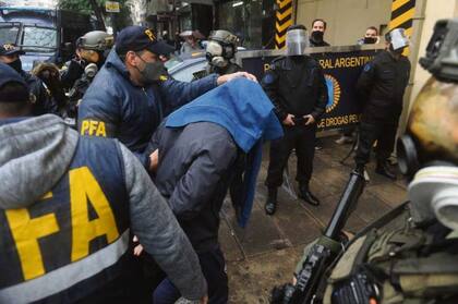 Uno de los detenidos por orden de Villena llega al juzgado de Lomas de Zamora, custodiado por policías federales