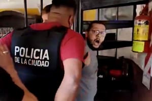 Uno de los detenidos luego de haber tenido de rehenes a dos policías dentro de un local de Palermo