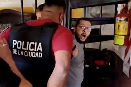 Uno de los detenidos luego de haber tenido de rehenes a dos policías dentro de un local de Palermo