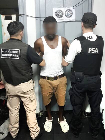 Uno de los detenidos por la estafa virtual que servía para reclutar "mulas" que no sabían que llevarían drogas en el equipaje