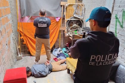 Uno de los detenidos reducido en el interior de una vivienda durante el operativo antidrogas