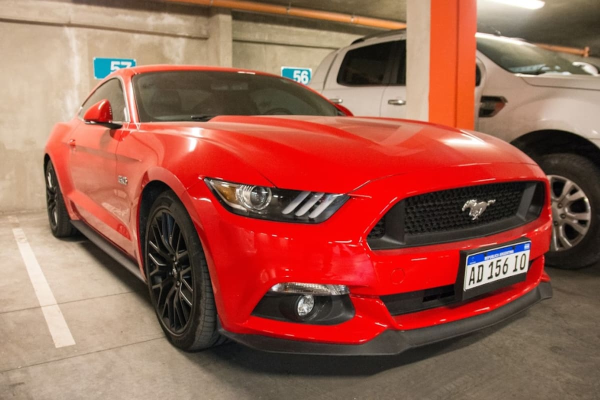 Uno de los detenidos se movía con un llamativo Mustang rojo
