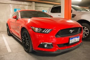 Uno de los detenidos se movía con un llamativo Mustang rojo