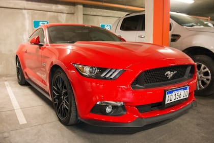 Uno de los detenidos se movía con un llamativo Mustang rojo