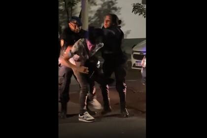 Uno de los detenidos tras la intervención policial por ruidos molestos durante la presentación de un video del rapero Don Turco, en Godoy Cruz, Mendoza