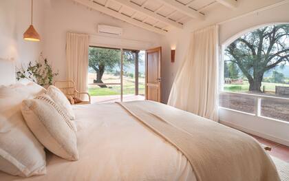 Uno de los dormitorios en Finca Osma, Salta. Ropa de cama, respaldos y cortinas (Proyecto Mac).