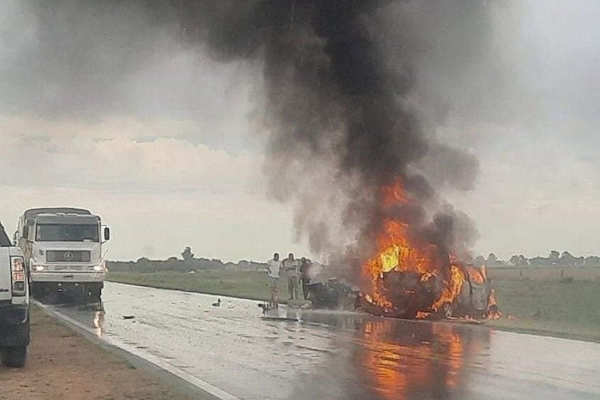 Uno de los dos autos que protagonizó el choque en la ruta provincial 14, en Santa Fe, se incendió completamente