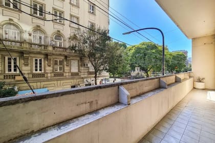 Uno de los dos balcones de los dos con los que cuenta el departamento donde vivió Enrique Pinti, que se puso a la venta recientemente