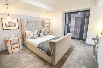 Uno de los dos cuartos con que cuenta este lujoso departamento de la ciudad de Nottingham (Rightmove)