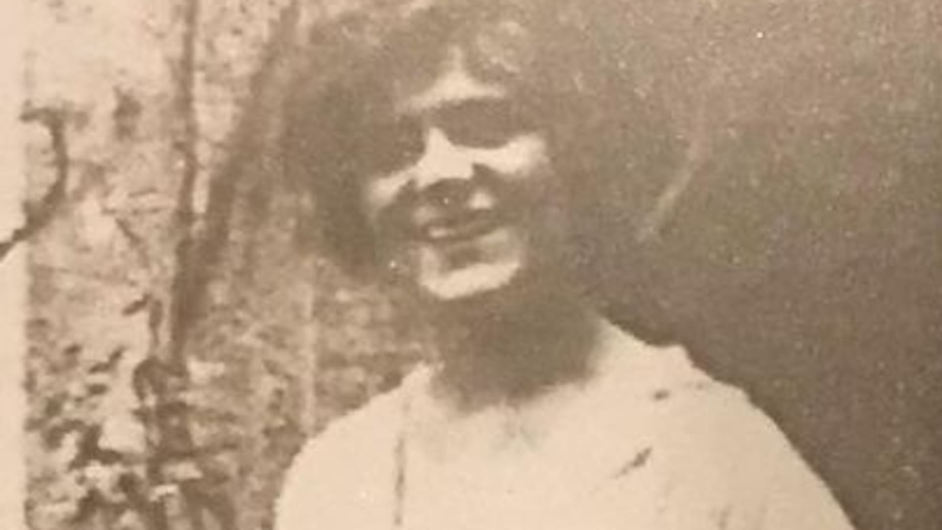 Uno de los dos retratos de Antoinette Chanel, hermana menor de Coco Chanel, que existen. Fue tomado en Biarritz, en 1915