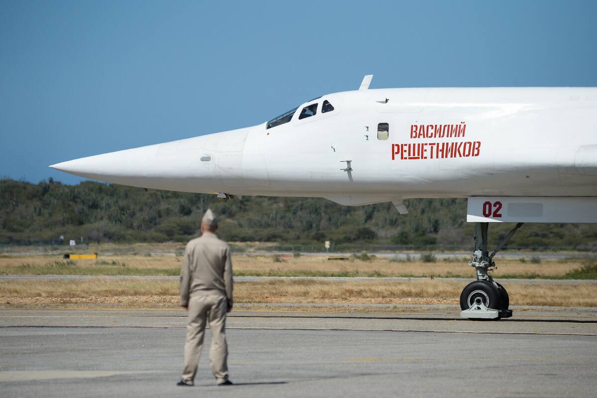 Uno de los dos Tupolev rusos, tras aterrizar anteayer en el aeropuerto de Maiquetía