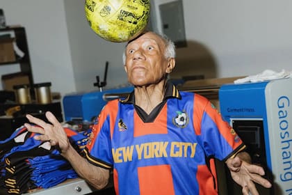 Uno de los dueños de la fábrica familiar que creó las camisetas lanzadas por Zohran Mamdani en la ciudad de Nueva York