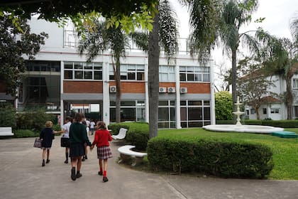 Uno de los edificios de la secundaria y el Shakespeare Lawn, donde se hacían representaciones de obras teatrales.