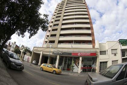 Uno de los edificios de los Alperovich en la capital tucumana, sobre la calle San Lorenzo