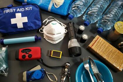 Uno de los efectos más comunes de los vientos de Santa Ana son los cortes de energía. Para esto, se recomienda preparar un kit de emergencia que incluya linternas, baterías adicionales, una radio de pilas y un teléfono (Archivo)