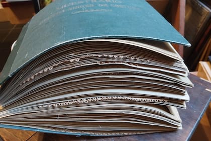 Uno de los ejemplares raros que se podrá encontrar en la feria es un muestrario de Singer, que muestra los trabajos que se podían hacer con la maquina de coser