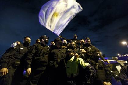 Uno de los ejes principales de las manifestaciones del personal en actividad, con sus uniformes y armas reglamentarias