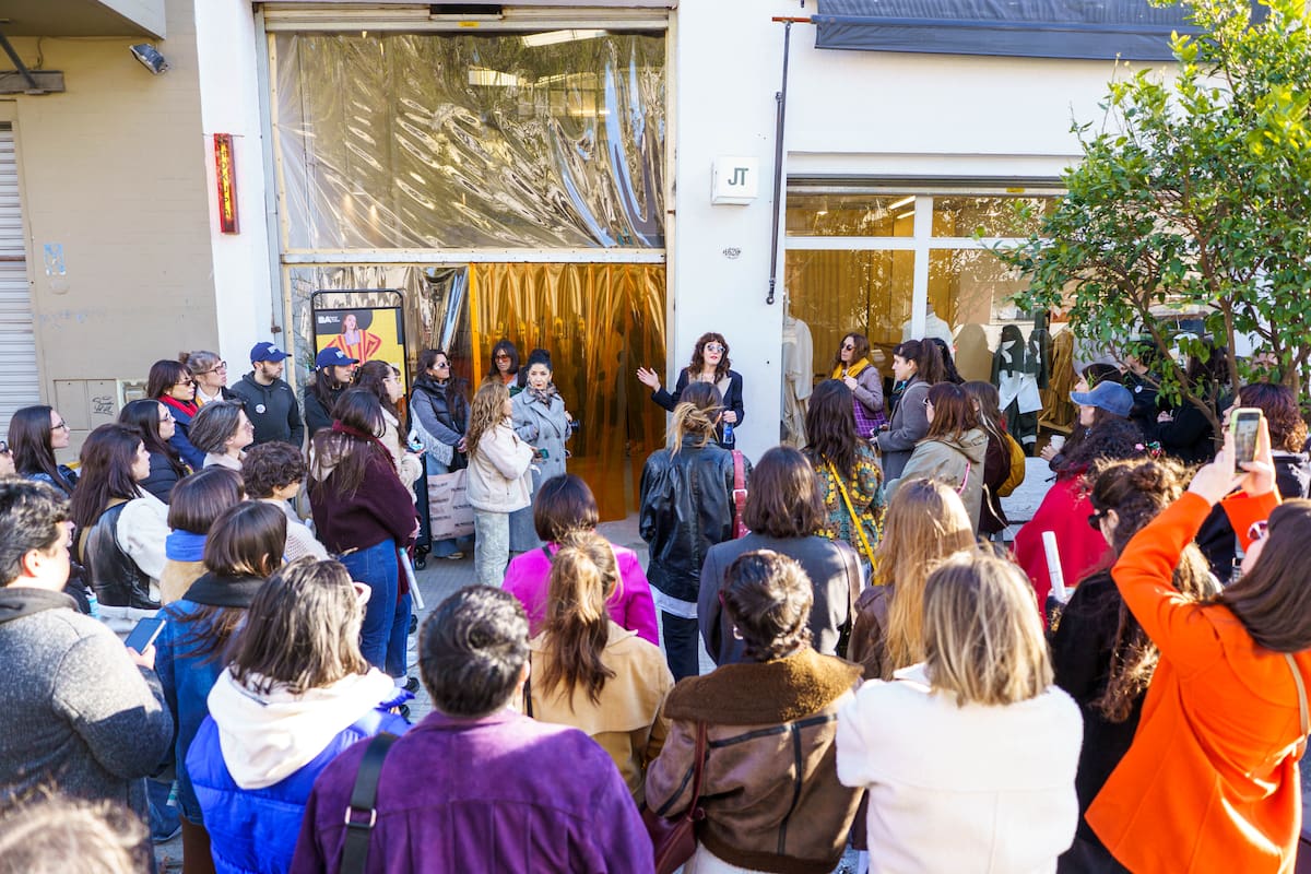 Uno de los ejes son los Recorridos de Moda, circuitos por comercios, ateliers y showrooms de diseñadores de Villa Crespo, Once, Chacarita y Palermo Soho