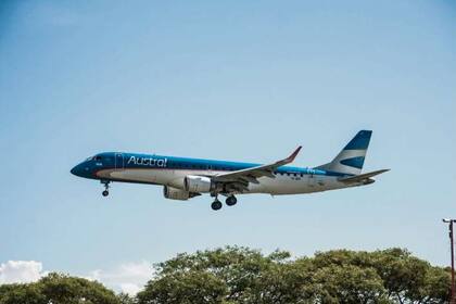 Uno de los Embraer E 190 de Austral, en vuelo