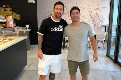 Uno de los clientes del local también se sacó una foto con Messi
