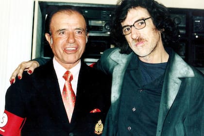 Uno de los encuentros entre el entonces presidente Carlos Menem y Charly García, el 29 de junio de 1999. Actores, deportistas, músicos y artistas que venían del exterior integran el frondoso álbum de fotos del exprimer mandatario con las celebridades