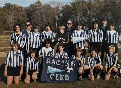 Uno de los equipos de Racing Club que fundó Omar, el padre de Fabián, quien aparece en el centro de la foto, junto al arquero. En esa misma fila, sobre la derecha, está Mariano, su hermano