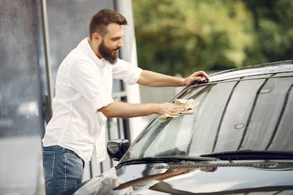 Uno de los errores más habituales es lavar el auto con la chapa caliente o bajo el sol directo