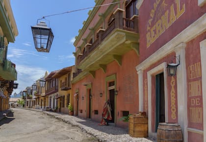 Uno de los escenarios construidos especialmente para la representación de Macondo en la serie inspirada en Cien años de soledad que estrenará Netflix en diciembre