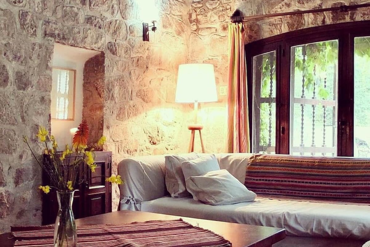 Uno de los espacios interiores de la acogedora La Baguala, en La Cumbre, Córdoba